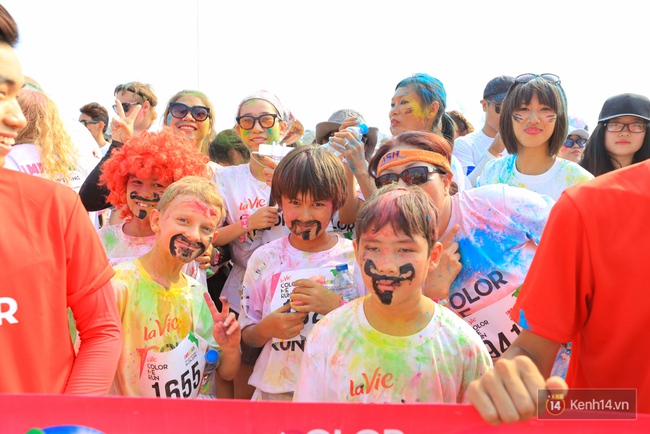 Quá vui, quá sôi động với hàng nghìn bạn trẻ tại đường chạy La Vie Color Me Run - Ảnh 11.