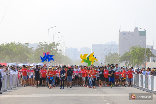 Quá vui, quá sôi động với hàng nghìn bạn trẻ tại đường chạy La Vie Color Me Run - Ảnh 13.