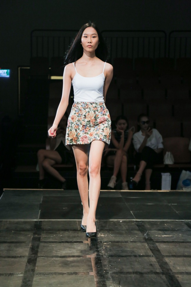 Minh Tú diện quần tụt lộ hẳn underwear, chỉ đạo Phí Phương Anh tập catwalk - Ảnh 13. Minh Tú diện quần tụt lộ hẳn underwear, chỉ đạo Phí Phương Anh tập catwalk - Ảnh 13.