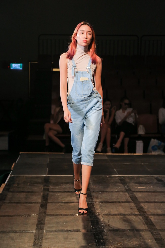 Minh Tú diện quần tụt lộ hẳn underwear, chỉ đạo Phí Phương Anh tập catwalk - Ảnh 14. Minh Tú diện quần tụt lộ hẳn underwear, chỉ đạo Phí Phương Anh tập catwalk - Ảnh 14.