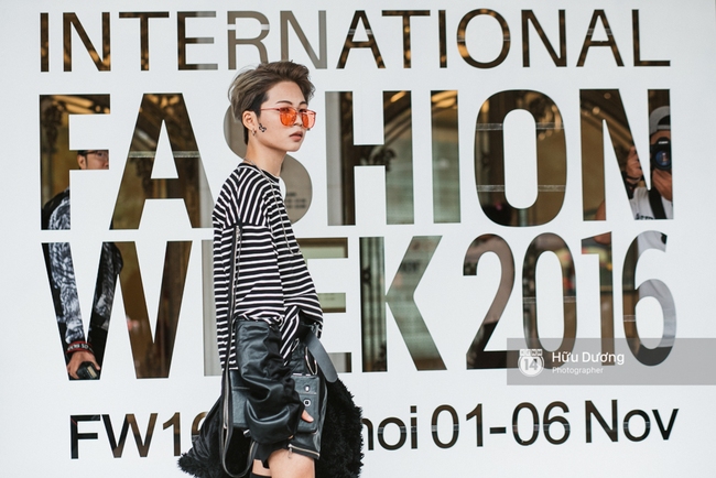 Street style ngày 2 Vietnam International Fashion Week: Giới trẻ Hà Nội bắt đầu bung lụa hơn ngày đầu - Ảnh 21.
