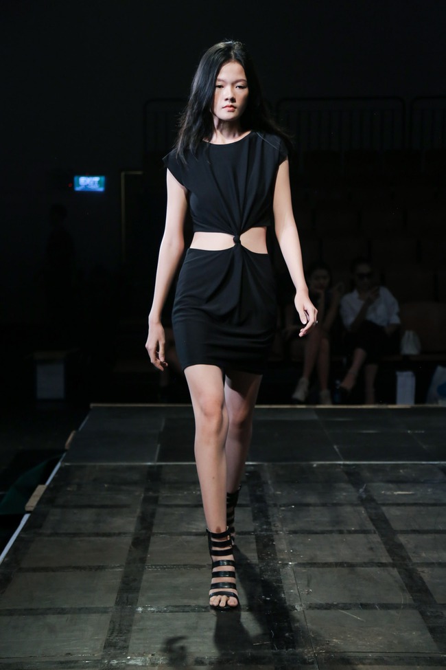 Minh Tú diện quần tụt lộ hẳn underwear, chỉ đạo Phí Phương Anh tập catwalk - Ảnh 15. Minh Tú diện quần tụt lộ hẳn underwear, chỉ đạo Phí Phương Anh tập catwalk - Ảnh 15.