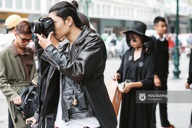 Street style ngày 2 Vietnam International Fashion Week: Giới trẻ Hà Nội bắt đầu bung lụa hơn ngày đầu - Ảnh 40.