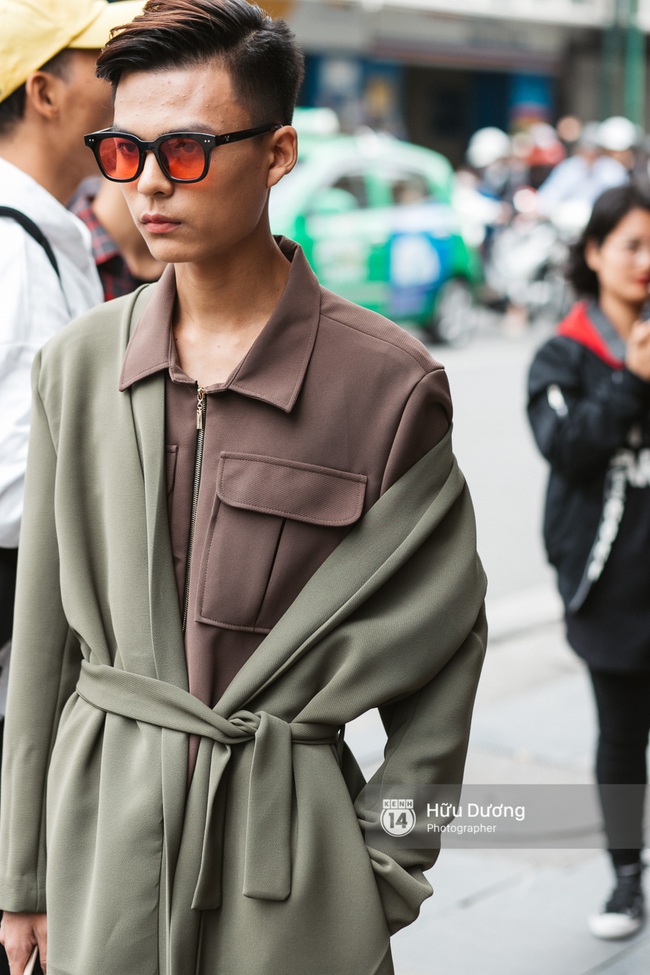 Street style ngày 2 Vietnam International Fashion Week: Giới trẻ Hà Nội bắt đầu bung lụa hơn ngày đầu - Ảnh 25.
