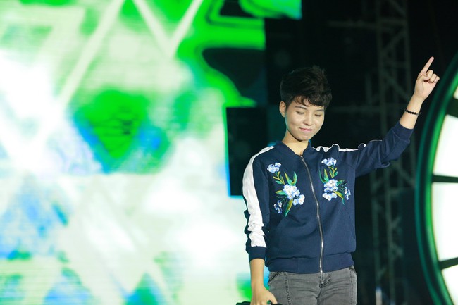 Sơn T&ugrave;ng nhoi hết cỡ khi l&agrave;m B-boy trước 15.000 fan Hải Ph&ograve;ng - Ảnh 11.