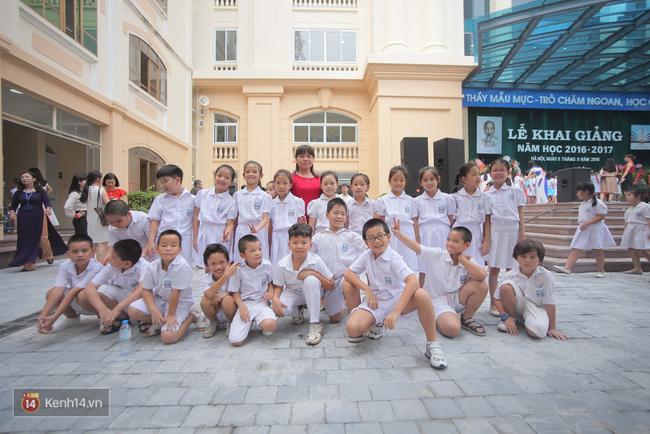 Học sinh H&agrave; Nội v&agrave; S&agrave;i G&ograve;n cực h&agrave;o hứng trong ng&agrave;y khai giảng - Ảnh 33.