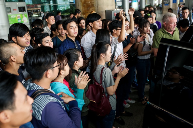 Hoa khôi Diệu Ngọc cùng hàng trăm người hâm mộ ra sân bay đón huyền thoại MMA đến Việt Nam  - Ảnh 7.