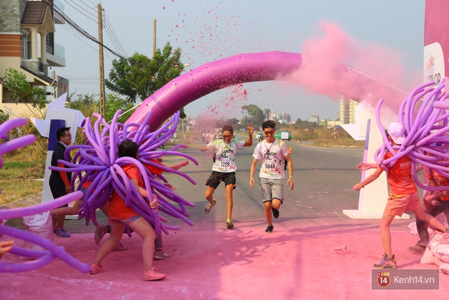 Quá vui, quá sôi động với hàng nghìn bạn trẻ tại đường chạy La Vie Color Me Run - Ảnh 16.