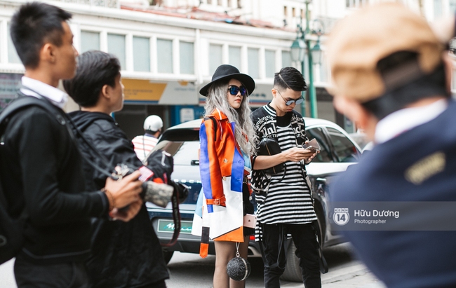 Street style ngày 2 Vietnam International Fashion Week: Giới trẻ Hà Nội bắt đầu bung lụa hơn ngày đầu - Ảnh 12.
