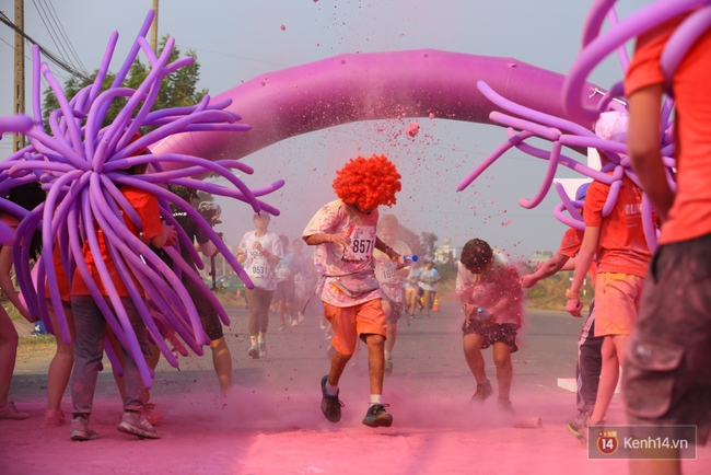Qu&aacute; vui, qu&aacute; s&ocirc;i động với h&agrave;ng ngh&igrave;n bạn trẻ tại đường chạy La Vie Color Me Run - Ảnh 18.