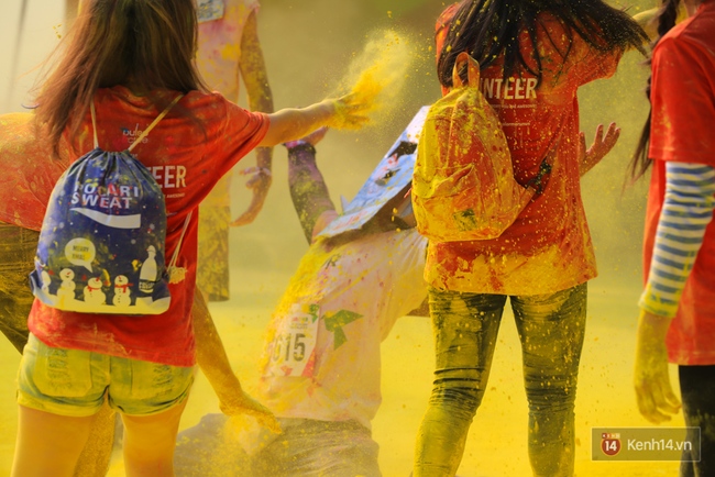 Quá vui, quá sôi động với hàng nghìn bạn trẻ tại đường chạy La Vie Color Me Run - Ảnh 20.