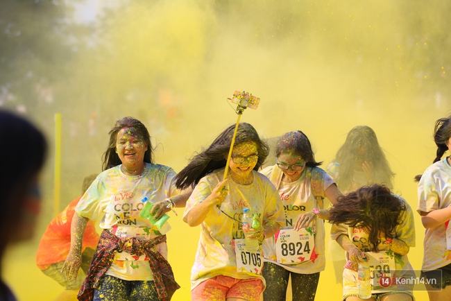 Quá vui, quá sôi động với hàng nghìn bạn trẻ tại đường chạy La Vie Color Me Run - Ảnh 24.