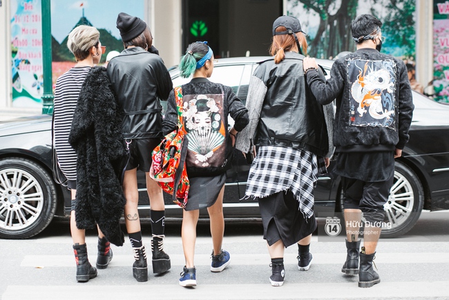 Street style ngày 2 Vietnam International Fashion Week: Giới trẻ Hà Nội bắt đầu bung lụa hơn ngày đầu - Ảnh 20.