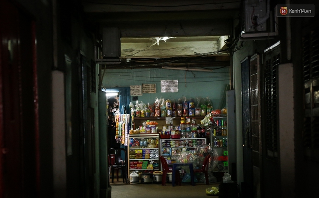 Khu chợ ẩm thực độc đáo trong hành lang chung cư cũ ở Sài Gòn - Ảnh 7.