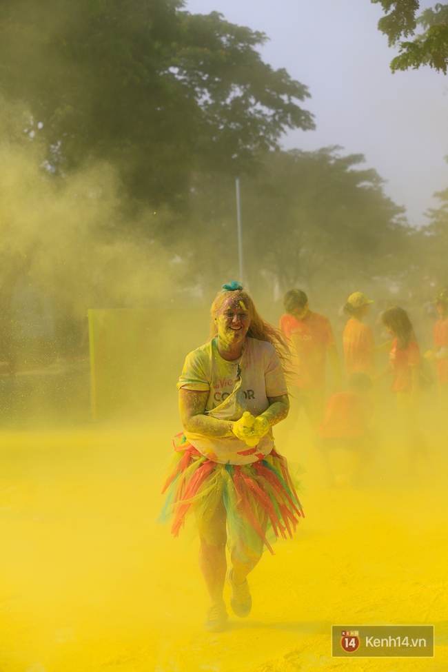 Quá vui, quá sôi động với hàng nghìn bạn trẻ tại đường chạy La Vie Color Me Run - Ảnh 26.