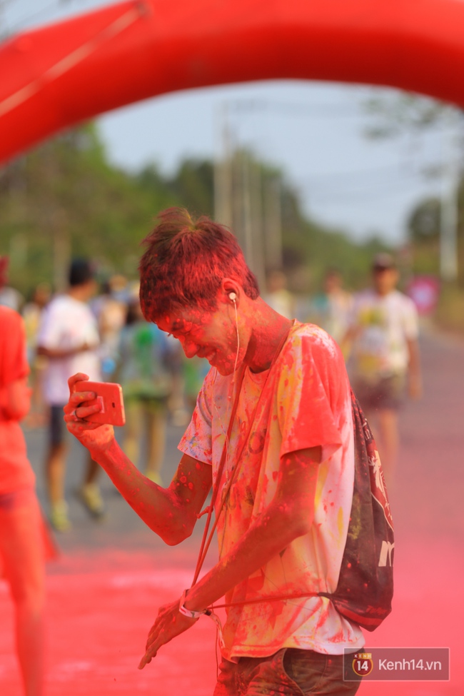 Quá vui, quá sôi động với hàng nghìn bạn trẻ tại đường chạy La Vie Color Me Run - Ảnh 28.