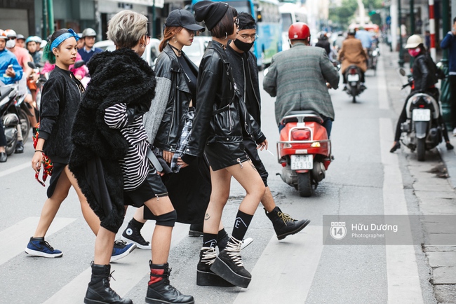 Street style ngày 2 Vietnam International Fashion Week: Giới trẻ Hà Nội bắt đầu bung lụa hơn ngày đầu - Ảnh 18.