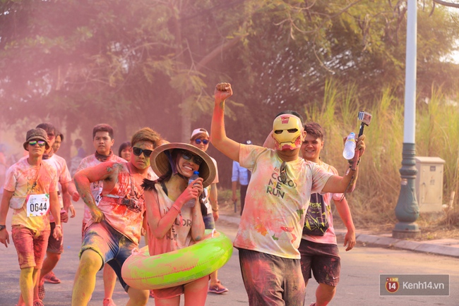 Quá vui, quá sôi động với hàng nghìn bạn trẻ tại đường chạy La Vie Color Me Run - Ảnh 31.