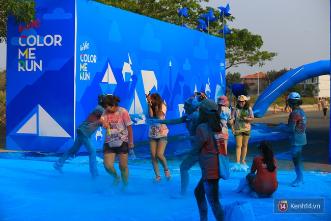 Quá vui, quá sôi động với hàng nghìn bạn trẻ tại đường chạy La Vie Color Me Run - Ảnh 32.