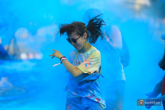 Qu&aacute; vui, qu&aacute; s&ocirc;i động với h&agrave;ng ngh&igrave;n bạn trẻ tại đường chạy La Vie Color Me Run - Ảnh 33.