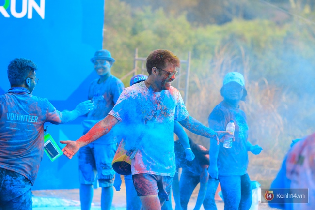 Quá vui, quá sôi động với hàng nghìn bạn trẻ tại đường chạy La Vie Color Me Run - Ảnh 34.