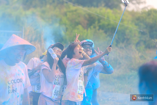 Quá vui, quá sôi động với hàng nghìn bạn trẻ tại đường chạy La Vie Color Me Run - Ảnh 36.