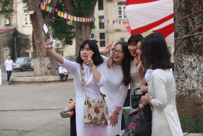 Học sinh Hà Nội và Sài Gòn cực hào hứng trong ngày khai giảng - Ảnh 5.