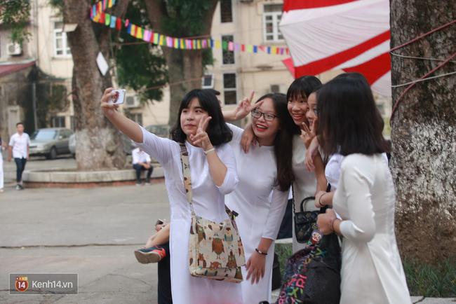 Học sinh H&agrave; Nội v&agrave; S&agrave;i G&ograve;n cực h&agrave;o hứng trong ng&agrave;y khai giảng - Ảnh 4.