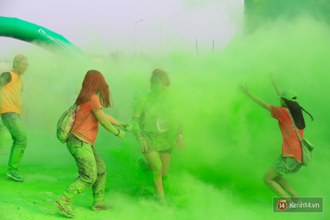 Quá vui, quá sôi động với hàng nghìn bạn trẻ tại đường chạy La Vie Color Me Run - Ảnh 38.