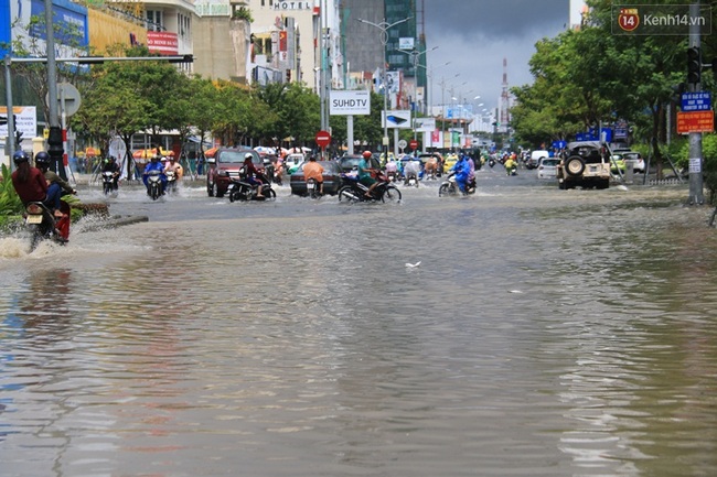Ảnh hưởng từ bão số 4, Đà Nẵng và Hội An ngập lênh láng sau mưa lớn - Ảnh 7.