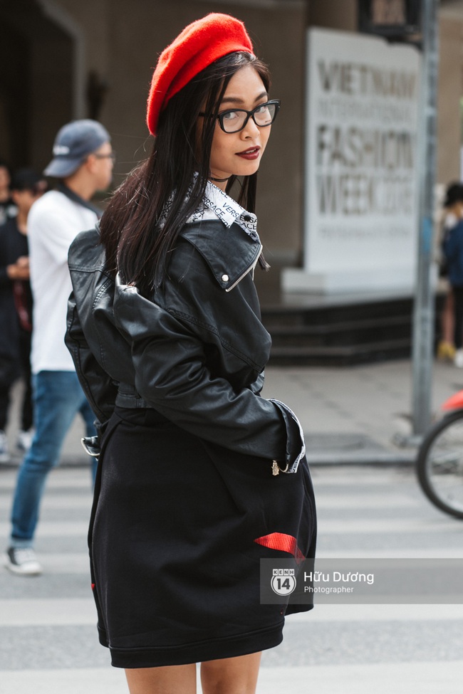 Street style ngày 2 Vietnam International Fashion Week: Giới trẻ Hà Nội bắt đầu bung lụa hơn ngày đầu - Ảnh 6.
