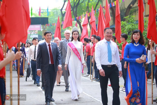 Hoa hậu Mỹ Linh xuất hiện rạng rỡ  tham dự lễ khai giảng tại trường Việt Đức - Ảnh 9.