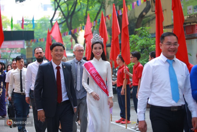 Hoa hậu Mỹ Linh xuất hiện rạng rỡ  tham dự lễ khai giảng tại trường Việt Đức - Ảnh 8.