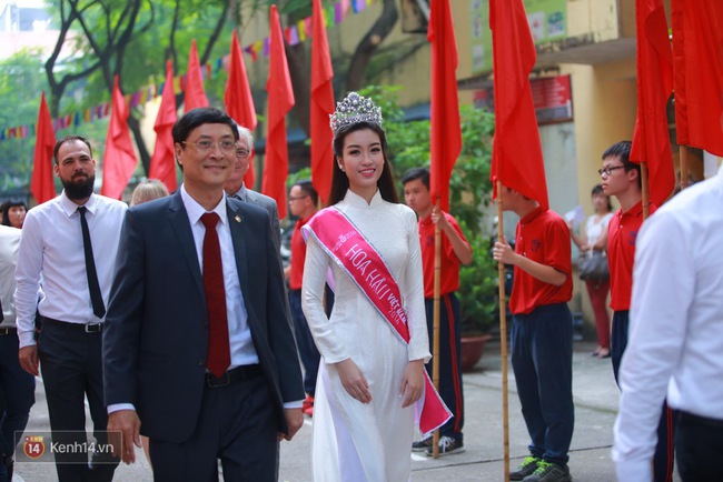 Hoa hậu Mỹ Linh xuất hiện rạng rỡ  tham dự lễ khai giảng tại trường Việt Đức - Ảnh 7.
