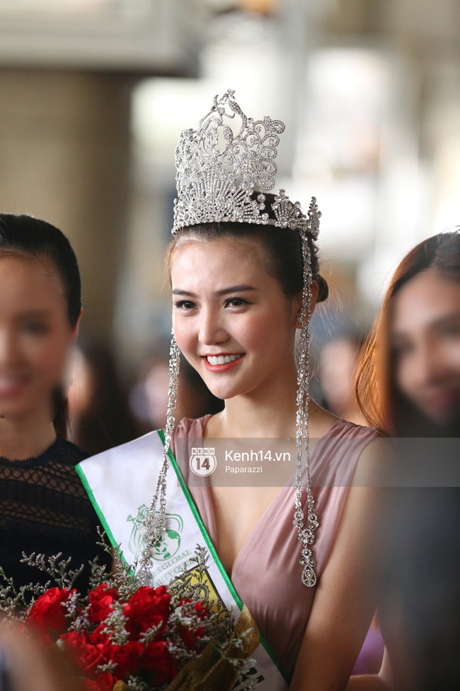 Nữ hoàng sắc đẹp toàn cầu Ngọc Duyên đội vương miện, xúc động bên gia đình trong ngày về nước - Ảnh 16.