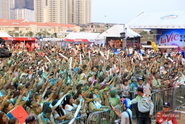 Quá vui, quá sôi động với hàng nghìn bạn trẻ tại đường chạy La Vie Color Me Run - Ảnh 39.