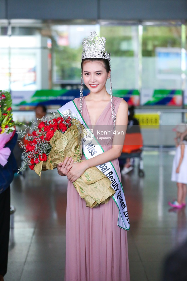 Nữ hoàng sắc đẹp toàn cầu Ngọc Duyên đội vương miện, xúc động bên gia đình trong ngày về nước - Ảnh 17.