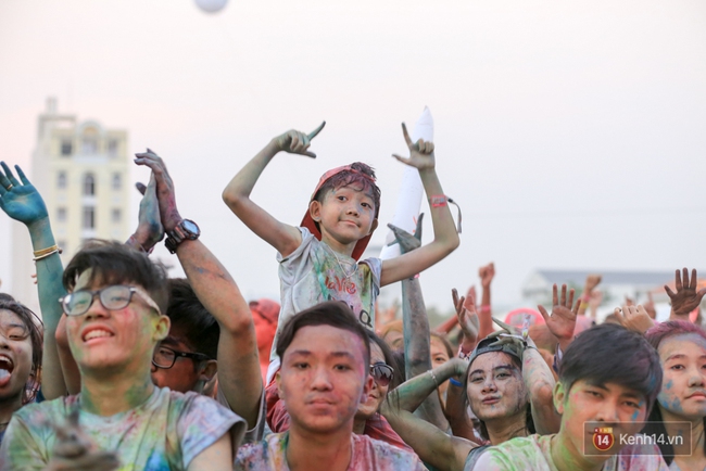 Quá vui, quá sôi động với hàng nghìn bạn trẻ tại đường chạy La Vie Color Me Run - Ảnh 43.