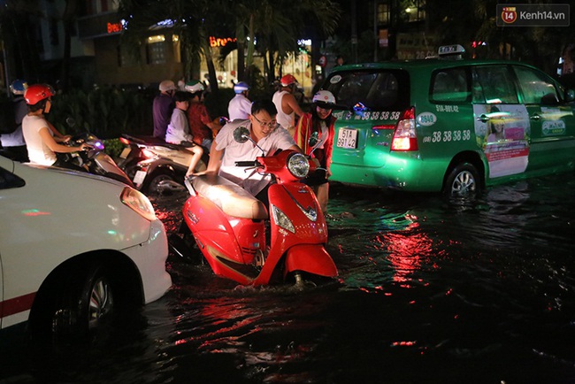 Mưa lớn, nhiều tuyến đường ở Sài Gòn ngập nặng, giao thông hỗn loạn - Ảnh 7.