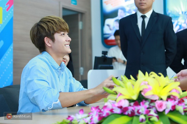 Các fan thoải mái ôm hôn Kang Tae Oh trong buổi giao lưu tại Hà Nội - Ảnh 9. Các fan thoải mái ôm hôn Kang Tae Oh trong buổi giao lưu tại Hà Nội - Ảnh 9.