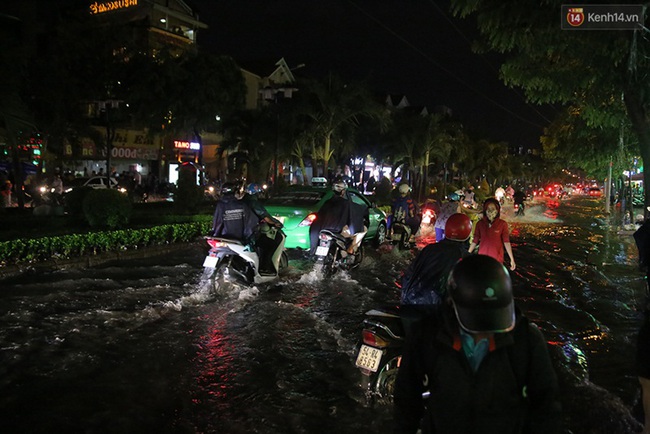 Mưa lớn, nhiều tuyến đường ở S&agrave;i G&ograve;n ngập nặng, giao th&ocirc;ng hỗn loạn - Ảnh 8.