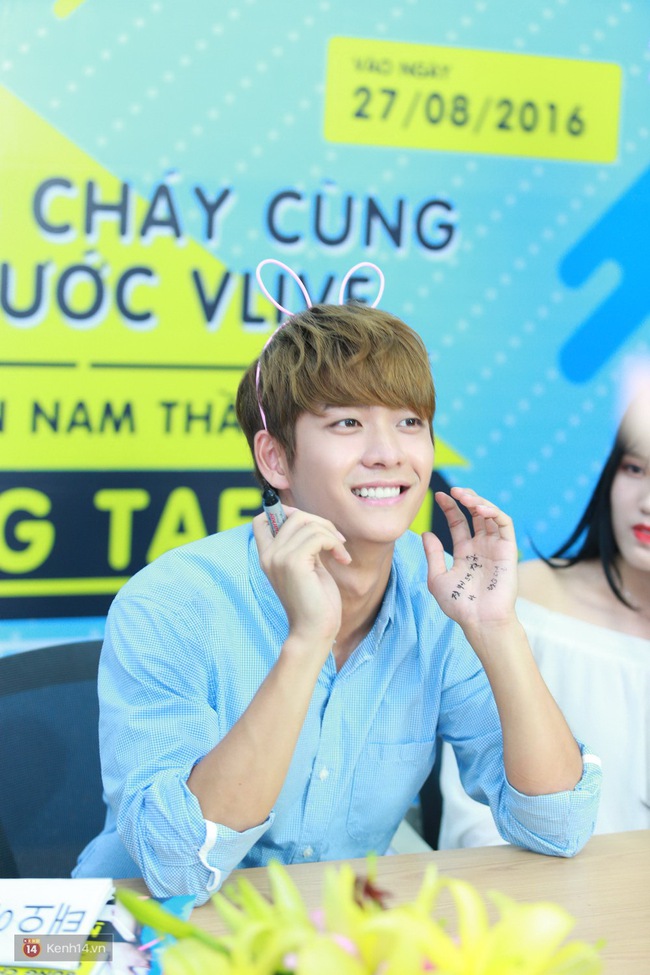 Các fan thoải mái ôm hôn Kang Tae Oh trong buổi giao lưu tại Hà Nội - Ảnh 13. Các fan thoải mái ôm hôn Kang Tae Oh trong buổi giao lưu tại Hà Nội - Ảnh 13.