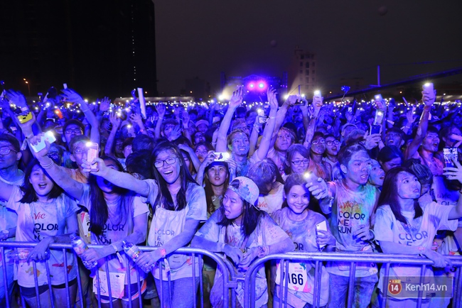 Qu&aacute; vui, qu&aacute; s&ocirc;i động với h&agrave;ng ngh&igrave;n bạn trẻ tại đường chạy La Vie Color Me Run - Ảnh 44.