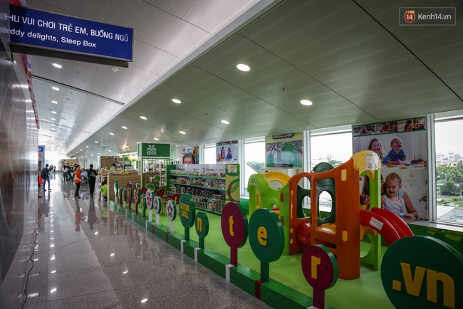 Cận cảnh chỗ ngủ đầy cây xanh và khu vui chơi miễn phí ở nhà ga sân bay Tân Sơn Nhất - Ảnh 2.