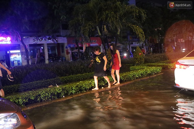 Mưa lớn, nhiều tuyến đường ở S&agrave;i G&ograve;n ngập nặng, giao th&ocirc;ng hỗn loạn - Ảnh 9.