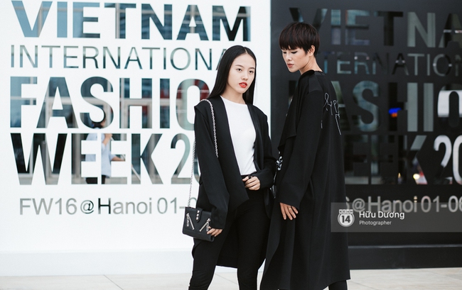 Chẳng cần lồng lộn, Tóc Tiên vẫn sexy cực kì ở khu vực street style của Vietnam International Fashion Week - Ảnh 16.