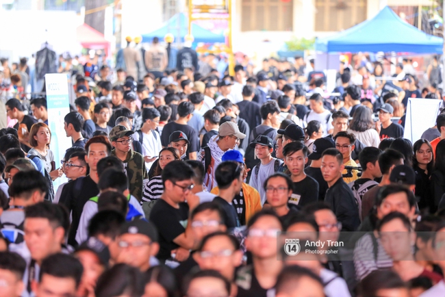 Kh&oacute; m&agrave; tin được, h&agrave;ng ngh&igrave;n bạn trẻ S&agrave;i G&ograve;n n&agrave;y tụ tập lại chỉ để... ngắm v&agrave; mua gi&agrave;y Sneaker - Ảnh 13.