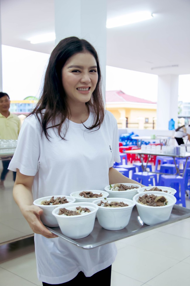 Lý Nhã Kỳ làm đầu bếp, nấu ăn cho 300 trẻ mồ côi và có hoàn cảnh khó khăn - Ảnh 3.