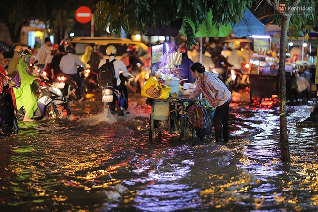 Mưa lớn, nhiều tuyến đường ở Sài Gòn ngập nặng, giao thông hỗn loạn - Ảnh 11.
