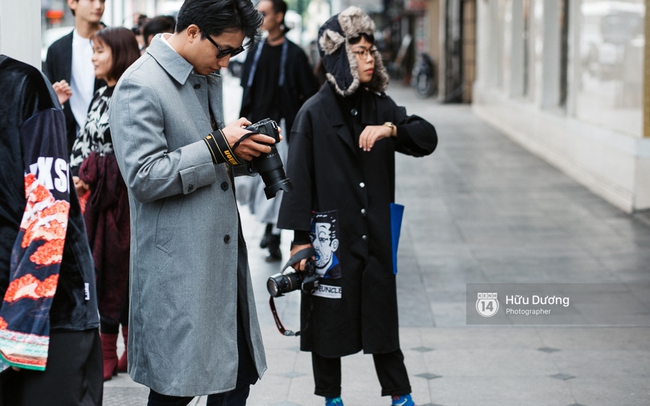 Street style ngày 3 Vietnam International Fashion Week: Giới trẻ Hà Nội lại quay về với cuộc chơi an toàn - Ảnh 40.